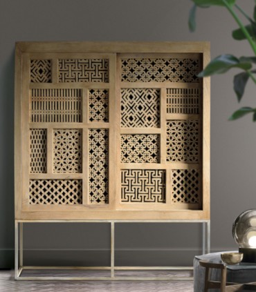 Alacena de Madera de Mango con Puertas Correderas Talladas y Base de Metal Zafiro, ambiente