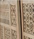 Alacena de Madera de Mango con Puertas Correderas Talladas y Base de Metal Zafiro, puertas