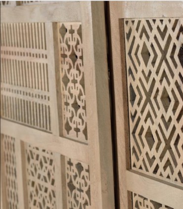 Alacena de Madera de Mango con Puertas Correderas Talladas y Base de Metal Zafiro, puertas
