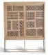 Alacena de Madera de Mango con Puertas Correderas Talladas y Base de Metal Zafiro, frente