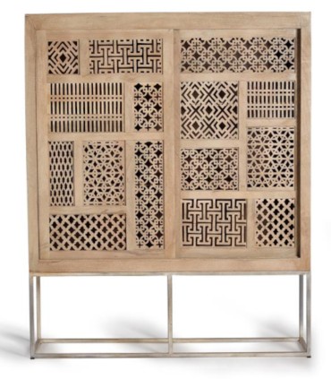 Alacena de Madera de Mango con Puertas Correderas Talladas y Base de Metal Zafiro, frente