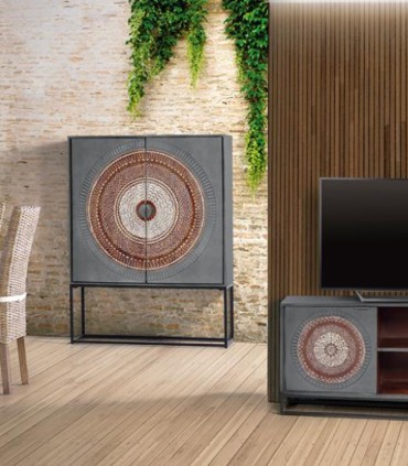 Alacena de Madera de Mango con 2 Puertas Talladas a Mano y Base de Metal Arjun de Ambar Muebles