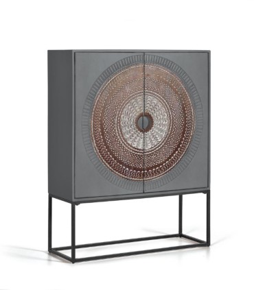 Alacena de Madera de Mango con 2 Puertas Talladas a Mano y Base de Metal Arjun de Ambar Muebles