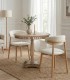 Mesa Redonda de Madera de Mango Tallada con Pedestal Central Fotini, ambiente