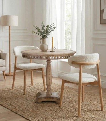 Mesa Redonda de Madera de Mango Tallada con Pedestal Central Fotini, ambiente