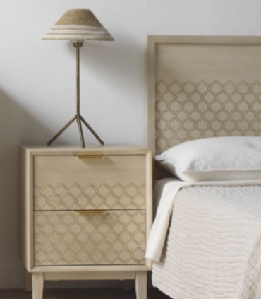 Lámpara de Mesa Trípode Metal Oro Viejo con Tulipa de Fibra Natural Trenzada Leila