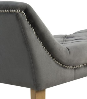 Banqueta Descalzadora Chesterfield Gris de Terciopelo con Capitoné y Patas de Madera Natural Freyja