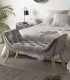 Banqueta Descalzadora Chesterfield Gris de Terciopelo con Capitoné y Patas de Madera Natural Freyja