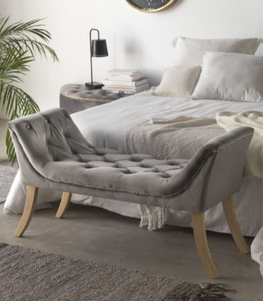 Banqueta Descalzadora Chesterfield Gris de Terciopelo con Capitoné y Patas de Madera Natural Freyja