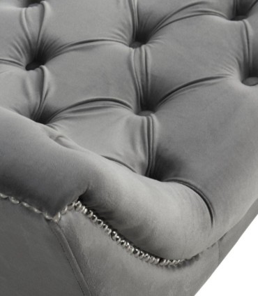 Banqueta Descalzadora Chesterfield Gris de Terciopelo con Capitoné y Patas de Madera Natural Freyja