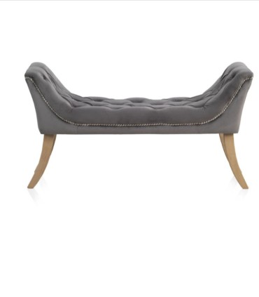 Banqueta Descalzadora Chesterfield Gris de Terciopelo con Capitoné y Patas de Madera Natural Freyja
