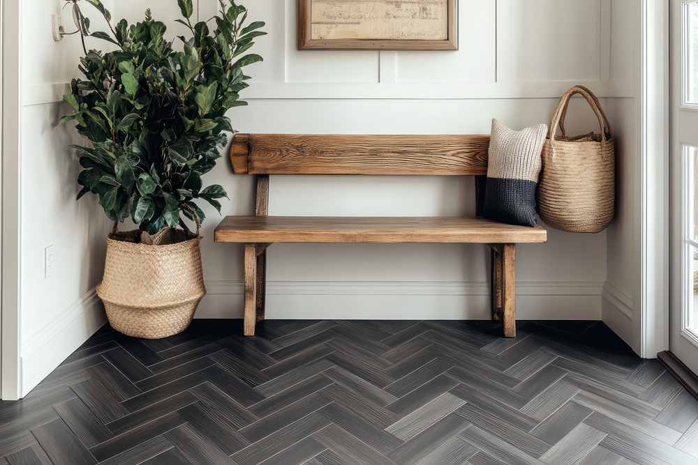 Acogedor banco de madera en un pasillo, complementado por una planta en una maceta tejida y decoraciones suaves, ideal para un estilo hogareño y funcional.