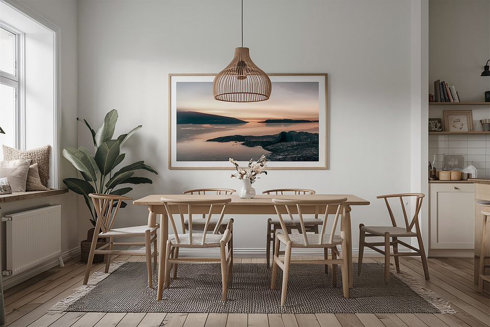 Este comedor refleja el estilo nórdico mediante el uso de muebles de madera clara, colores neutros y elementos naturales, creando un espacio luminoso y acogedor, perfecto para disfrutar de comidas tranquilas.