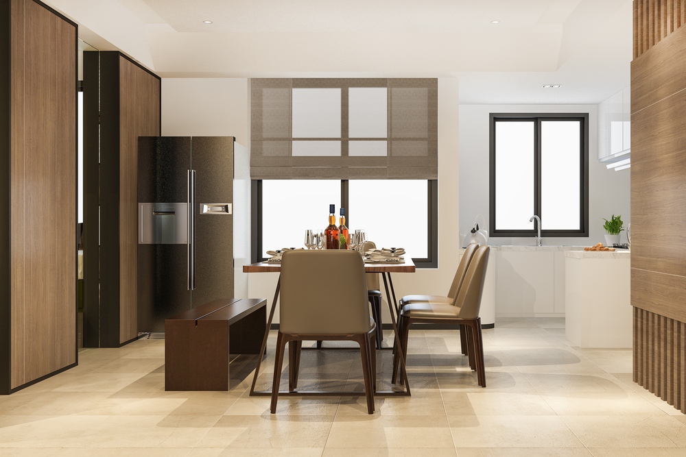 Comedor contemporáneo que destaca por su diseño funcional, con una mesa de madera y sillas cómodas, creando un espacio ideal para comidas familiares y actividades multifuncionales, bien iluminado por la luz natural que entra a través de amplios ventanales.