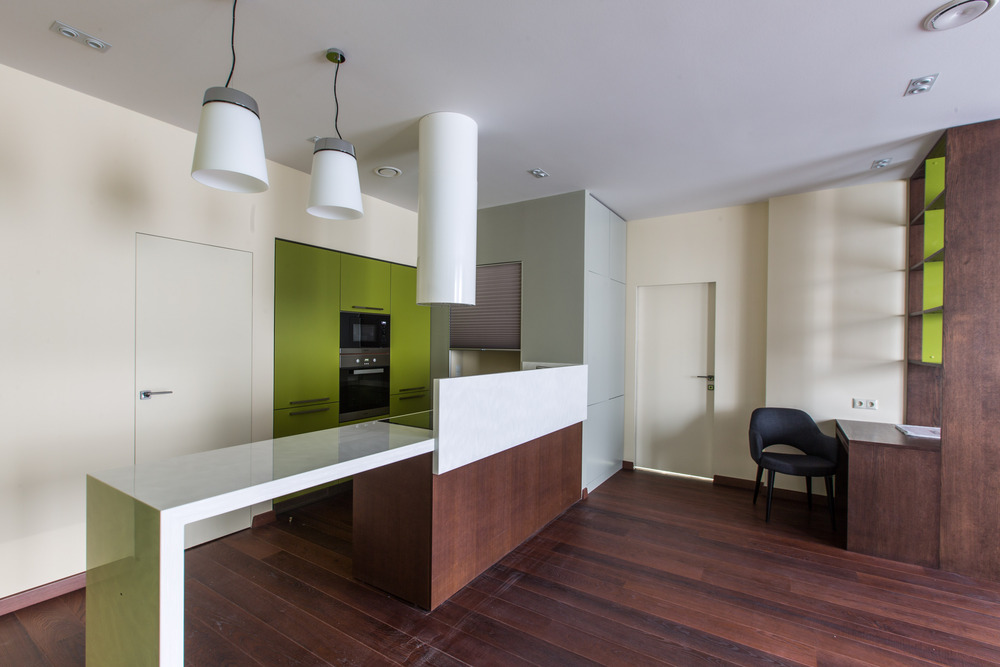 Cocina-comedor de diseño contemporáneo que destaca por su mesa de mármol blanco y sillas cómodas, creando un ambiente acogedor y funcional, ideal para comidas familiares y actividades multifuncionales.