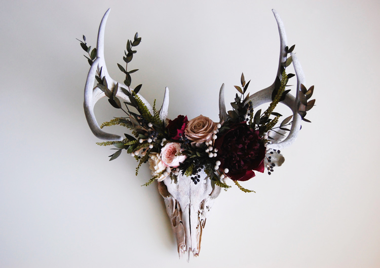 Cráneo de ciervo de resina sintética, adornado con flores preservadas - Inspiración: Pinterest