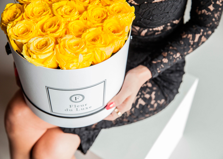 Rosas amarillas, preservadas montadas y presentadas en caja sombrerera - Inspiración: Pinterest