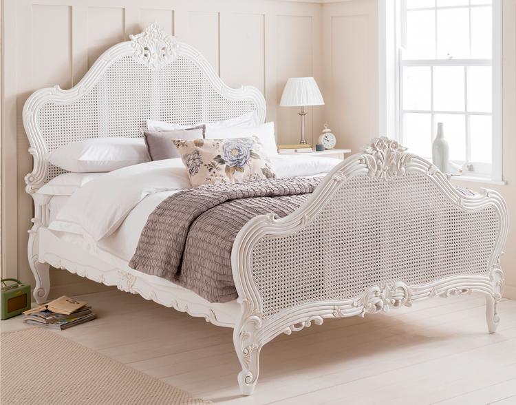 Cama con plafones de rejilla aires barrocos - Inspiración vía Pinterest