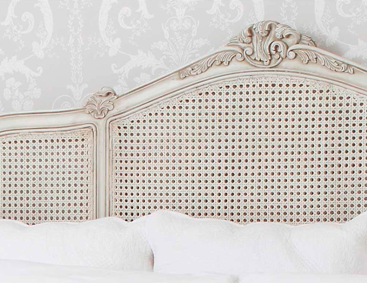 Cama con plafones de rejilla patinado blanco - Inspiración vía Pinterest