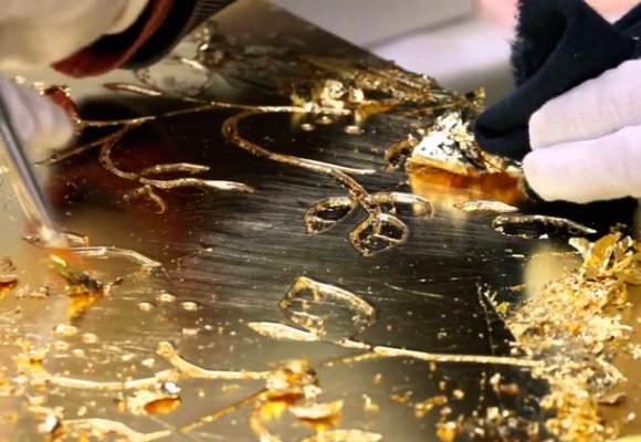 DECORACIÓN ARTESANAL EN PAN DE ORO Y PAN DE PLATA PARA MUEBLES DE LUJO