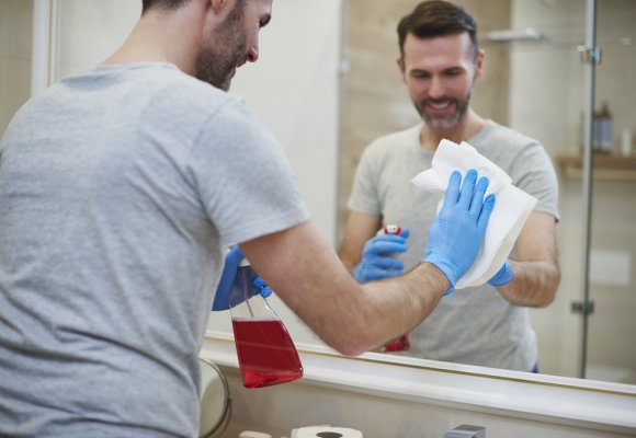 Cómo limpiar un espejo de baño