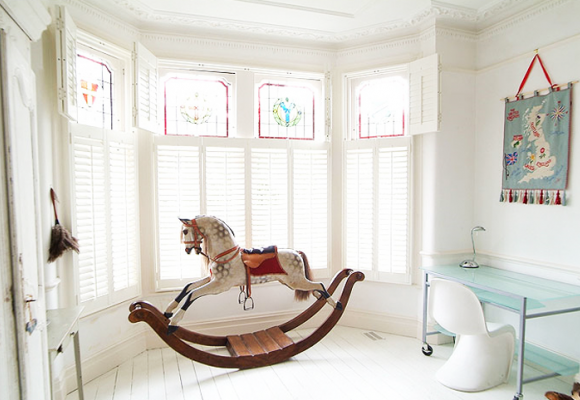 LOS CABALLITOS DE MADERA, EL COMPLEMENTO PERFECTO PARA UN DORMITORIO INFANTIL